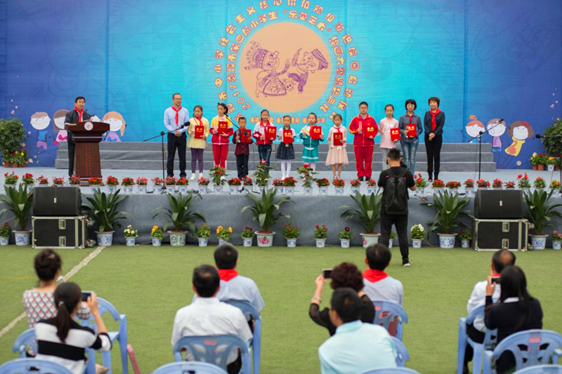 图为：市城乡规划设计研究院副院长袁军正在为获奖的小画家们颁奖.jpg
