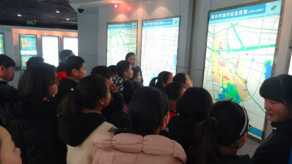 宿城一中师生社会实践参观市城市规划展览馆.jpg