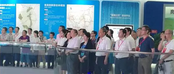 贵州省委常委、省委宣传部部长张广智率全省文化产业推进观摩团观摩黄果树规划展览馆.jpg