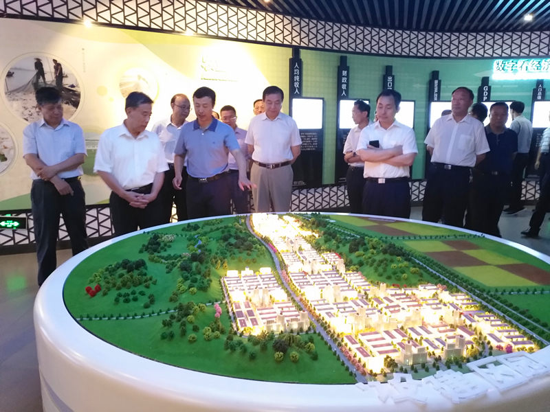 省人大领导参观霍邱县城市规划展览馆.jpg