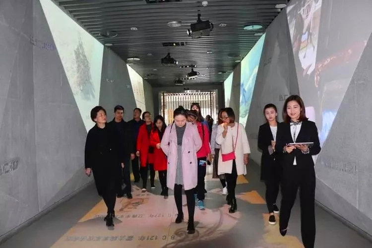 观新城规划 展宏伟蓝图 渭柳小学教师参观秦汉新城规划展览馆.webp.jpg