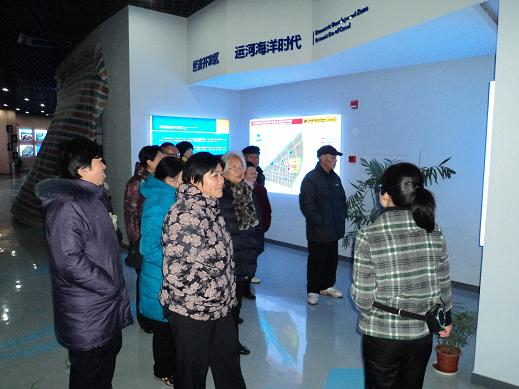 洪泽县实验小学教育工会组织退休教师参观县“规划展览馆”.jpg