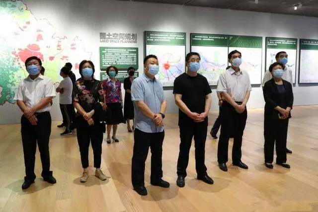 市人大常委会领导集体参观石家庄城市馆.jpg